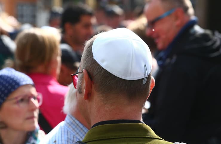 יהודי חובש כיפה בגרמניה. ארכיון (צילום: AFP) עצרת תמיכה ביהודים בארפורט בגרמניה