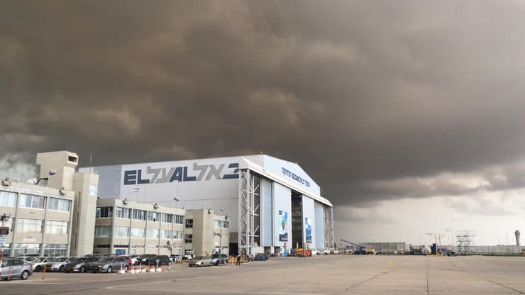 האנגר של אל על בנתב"ג (צילום: אנה זמיר) עננים מעל נתב"ג