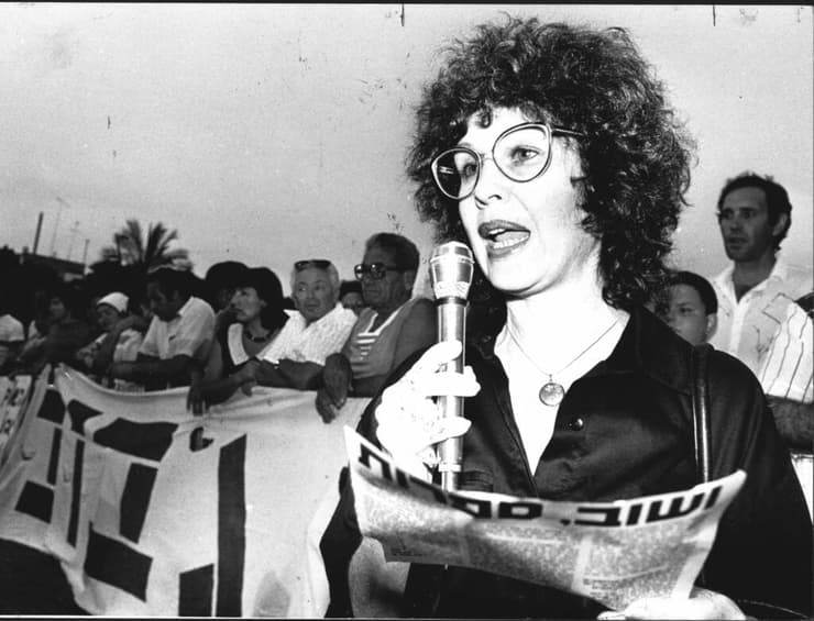 דליה רביקוביץ בהפגנת "יש גבול", 1995 (צילום: שאול גולן) דליה רביקוביץ בהפגנת "יש גבול", 1995