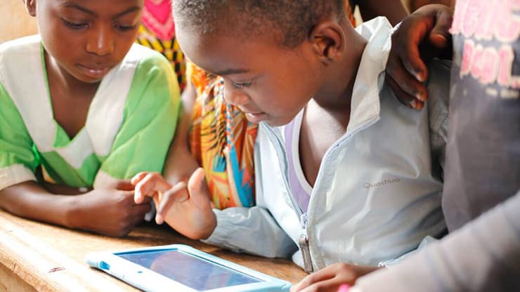 ילדי ילדים שבט ה ננסים ב כפר ב קמרון אחרי שקיבלו את ה טבלט טאבלט ה ישראלי