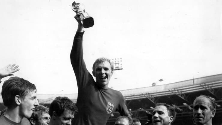 בובי מור מניף את גביע העולם בוומבלי ב-1966