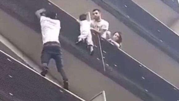 מזנק לעבר הילד דרך המרפסות