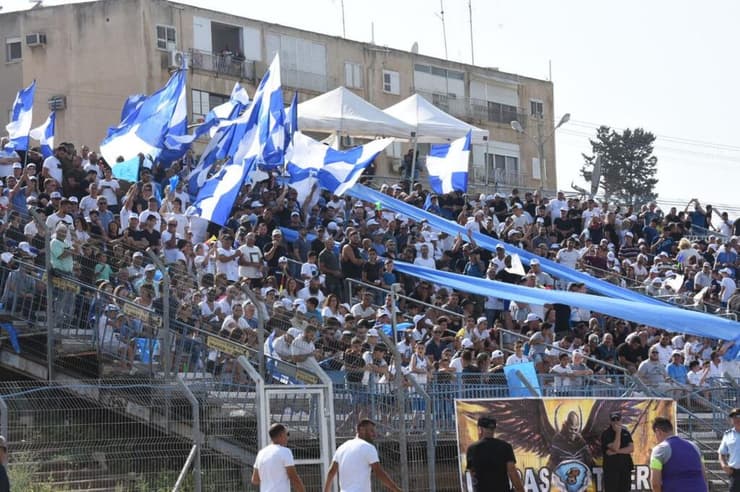 אוהדי עירוני טבריה (צילום: אביהו שפירא) אוהדי עירוני טבריה