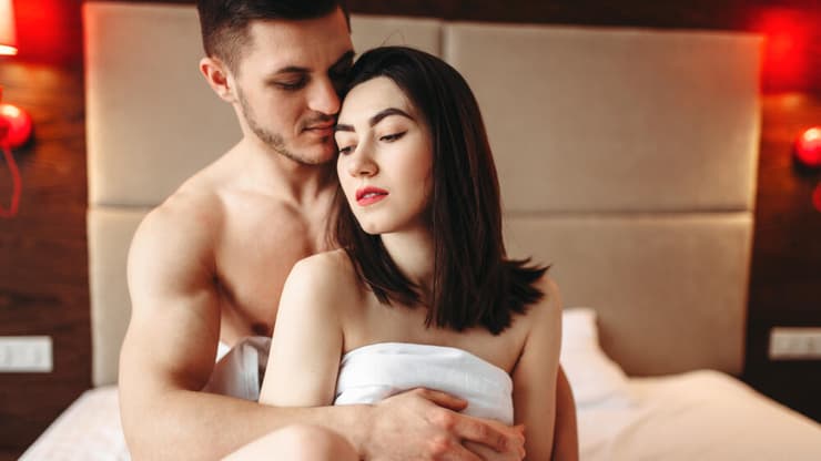 זוג במיטה אחרי סקס