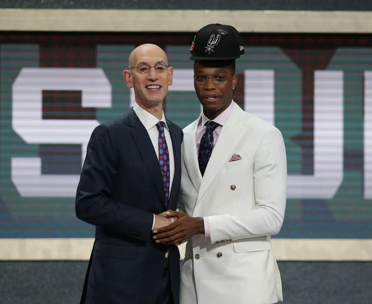 ווקר עם אדם סילבר בליל הדראפט (צילום: רויטרס) לוני ווקר עם אדם סילבר בליל הדראפט