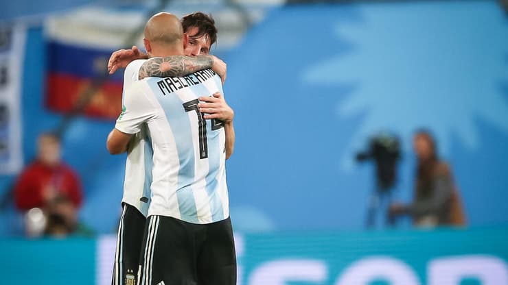 לאו מסי מתחבק עם חאבייר מסצ'ראנו