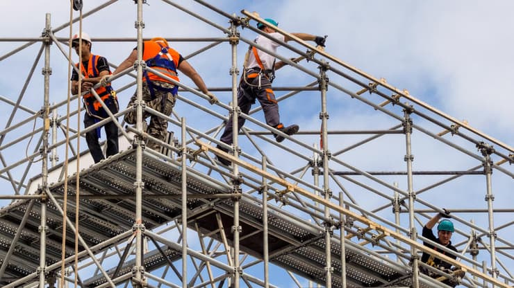פועלי בניין. המגזר בעל המשכורות הגבוהות ביותר ברשות אינו מניב מיסים כבר יותר משנה (צילום: Shutterstock) אילוסטרציה תאונות בנייה