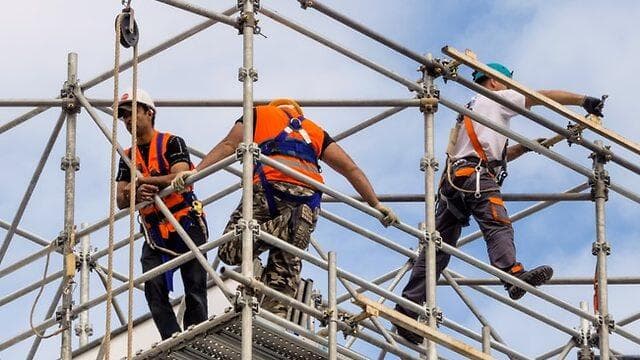 פועלי בניין (צילום: Shutterstock) אילוסטרציה תאונות בנייה