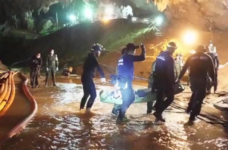 חילוץ הנערים מהמערה בתאילנד ב-2018. העולם כולו צפה (צילום: AP) חילוץ הנערים מהמערה