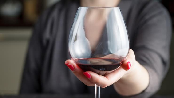 פרופ' גביס: "הנזק לעובר יכול להיות אפילו מכמות קטנה של אלכוהול" (צילום: shutterstock) כוס יין
