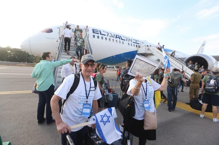 נחיתת עולים מארה"ב. ארכיון (צילום: מוטי קמחי) נחיתת מטוס עולים מארה"ב