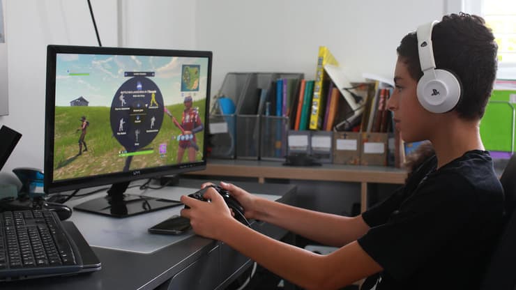 ילד משחק פורטנייט