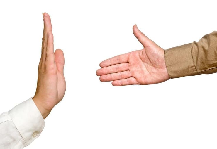 צילום אלוסטרציה: Shutterstock אילוס אילוסטרציה סירוב לחיצת יד