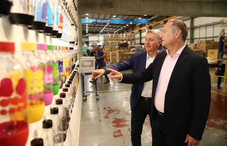 המנכ"ל והנשיא החדש של פפסיקו רמון לגוארטה ודניאל בירנבאום מנכ"ל סודהסטרים במפעל ברהט