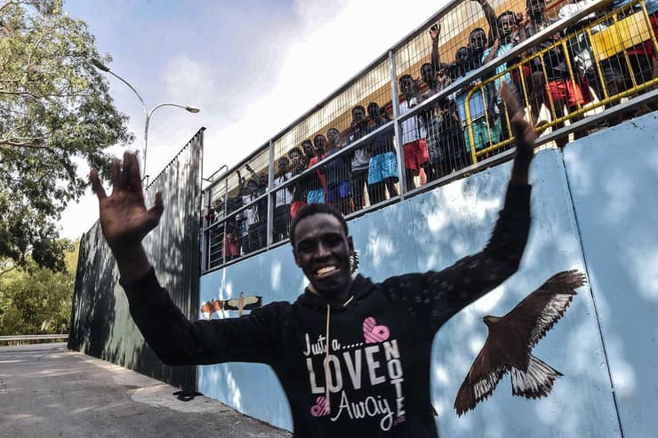 ספרד מרוקו מהגרים סאוטה 300 הסתערו על ה גדר