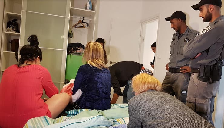 ארכיון. פשיטת משטרה על בית בושת (צילום: משטרת ישראל) פשיטה של משטרה על בית בושת