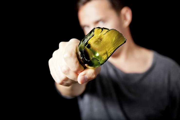 צילום: shutterstock אילוס בקבוק זכוכית שבור תקיפה