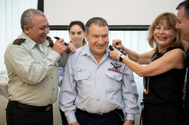 הענקת דרגת תת-אלוף על ידי ראש המטה הכללי ומפקד חיל-האוויר לאלוף העולם בהפלות סילוניות גיורא אפשטיין