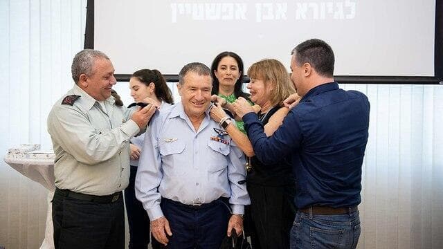 הרמטכ"ל לשעבר גדי איזנקוט מעניק דרגת תת-אלוף לאפשטיין. 2018
