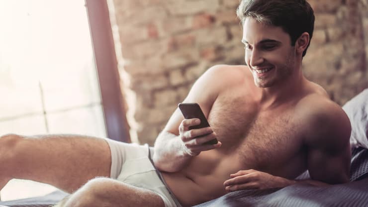 ''אני לא אוהב להגדיר, כיף לנו. בואי נהנה ביחד'' (צילום: Shutterstock) גבר סקסי טלפון