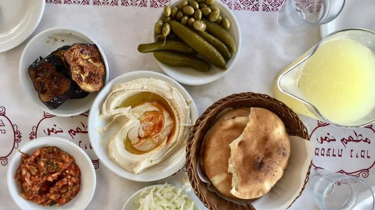 פתיחת שולחן בנימר (צילום: לין לוי) פתיחת שולחן בנימר