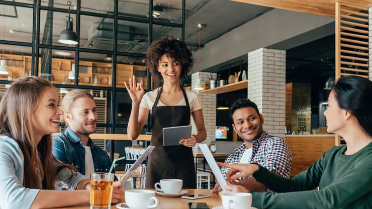 צילום: shutterstock מלצרית מחזיקה טאבלט