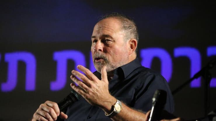 שופט יורם דנציגר נואם באוניברסיטת תל אביב