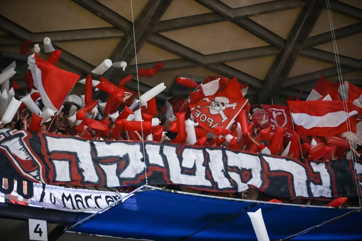 לא קלישאה. אוהדי הפועל תל אביב (צילום: עוז מועלם) אוהדי הפועל תל אביב