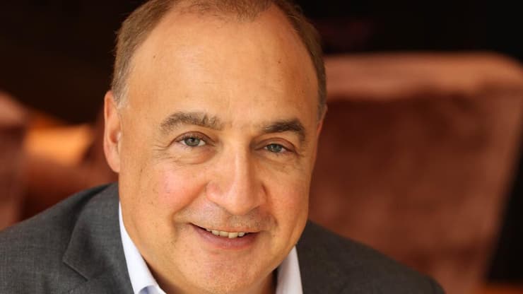 רכילות עסקית לן בלווטניק. 