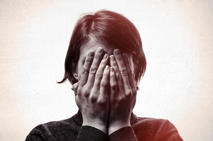 אילוסטרציה (צילום: shutterstock) אישה עם ידיים על הפנים