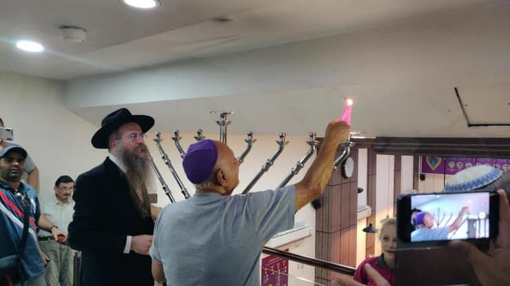 הרב נחמיה וילהלם בבית חב"ד בבנגקוק בחנוכה תאילנד: הרב נחמיה וילהלם בית חב"ד בנקוק