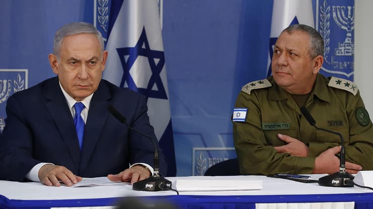 נתניהו ואיזנקוט בתקופתו כרמטכ"ל. "לא הצלחנו לתפוס אותו" (צילום: AFP) ראש הממשלה בנימין נתניהו עם הרמטכ"ל גדי איזנקוט הצהרה לתקשורת על מנהרות חיזבאללה