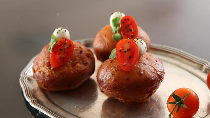 לא רק עם ריבה: סופגניות עם עגבניות מיובשות ומוצרלה