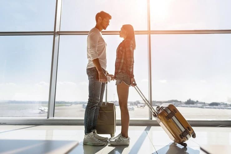 זוג רומנטי בשדה התעופה