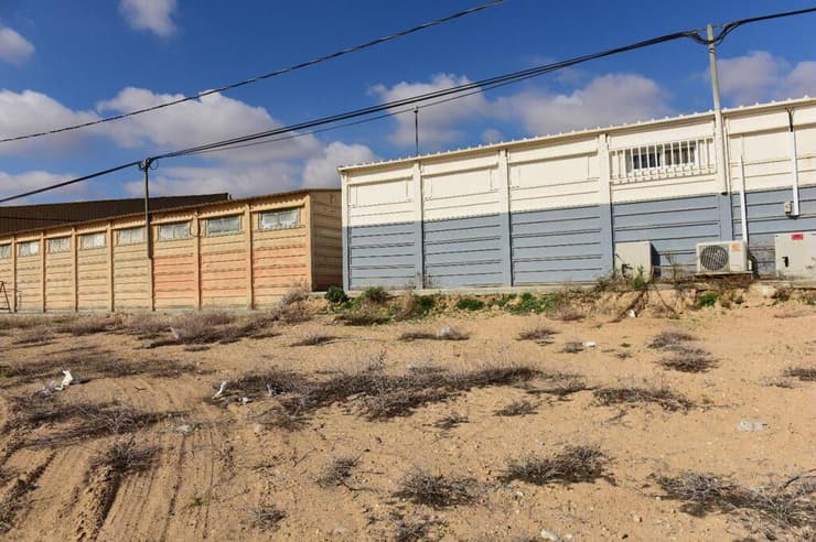 יחידות מחסני עוצבת ״האש״ לפני (משמאל) ואחרי השיפוץ