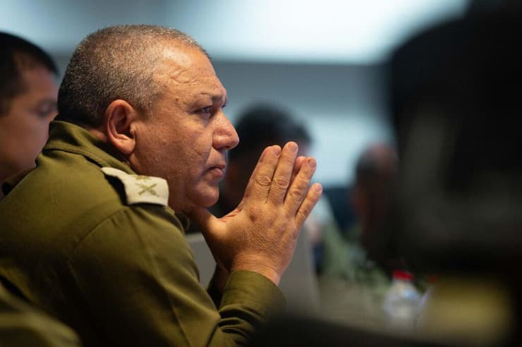 "שקרים על הקטנת הצבא". איזנקוט כרמטכ"ל (צילום: דובר צה"ל) גדי איזנקוט