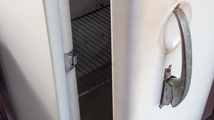 פתחו את המקרר - והותקפו בידי אביהם. אילוסטרציה (צילום: shutterstock) מקרר