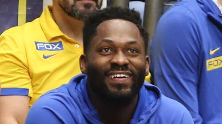 ג'רמי פארגו מחייך על הספסל