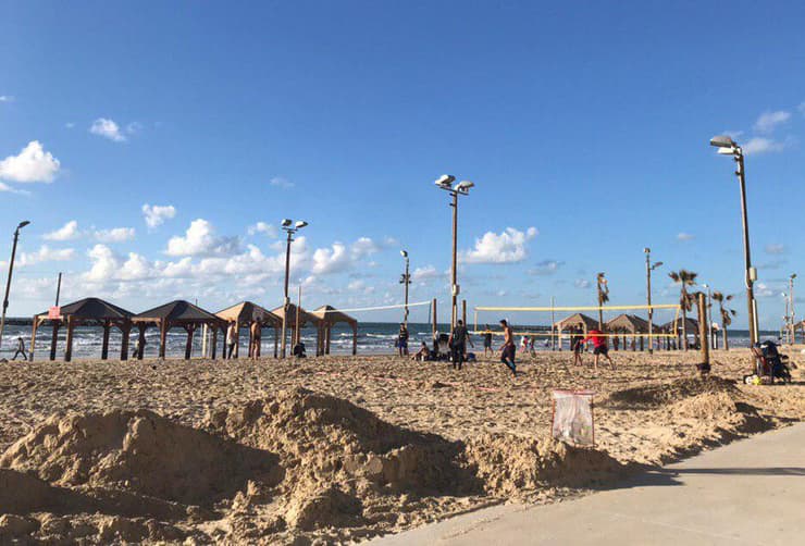 מבלים בחוף בוגרשוב בתל אביב