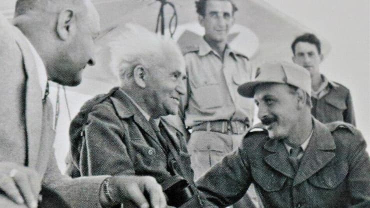 בסרט הזה כבר היינו. הרמטכ"ל יגאל ידין עם דוד בן גוריון (צילום מתוך אלבומי רשות שדות התעופה) בסרט הזה כבר היינו. הרמטכ"ל יגאל ידין עם דוד בן גוריון