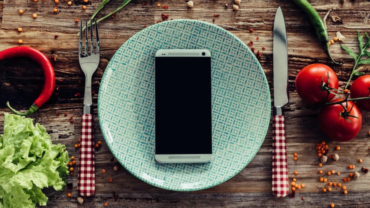 מתקשים לבחור אוכל? תנו ל-AI לעשות את זה בשבילכם (צילום: Shutterstock) לאשה