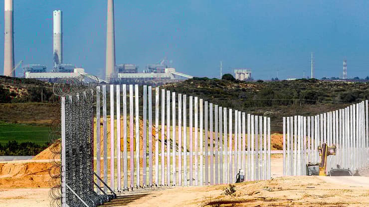 העבודות על המכשול מול עזה. "עד מרץ - נסיים" (צילום: AFP)  העבודות להקמת המכשול העילי בגבול רצועת עזה