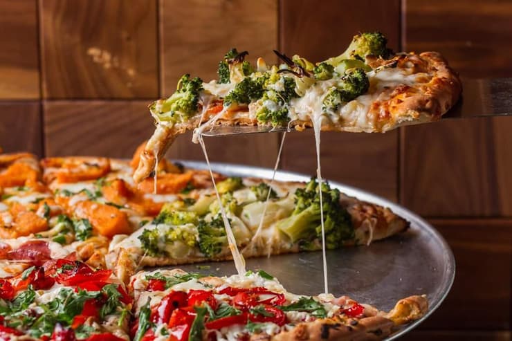 מגש ליום הפיצה. חגיגה שיווקית אדירה בארה"ב (צילום: אסף קרלה) דילים ליום הפיצה