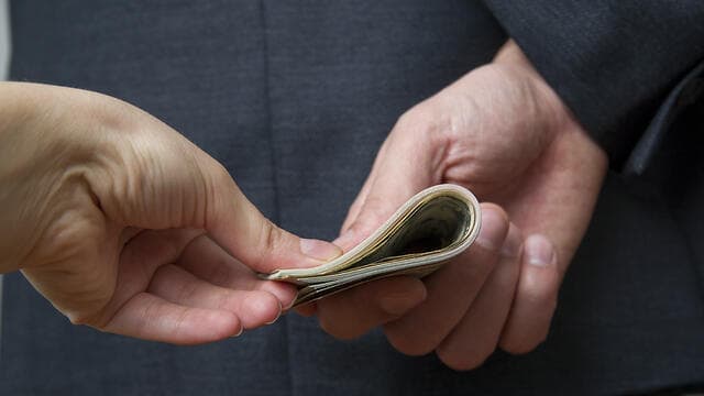 מפחיד כמה אנשים הסכימו לתת שוחד כשהציעו להם