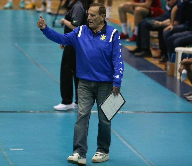 וליקי שואבת ממנו השראה. זלינגר (צילום: ראובן שוורץ) אריה זלינגר על הקווים