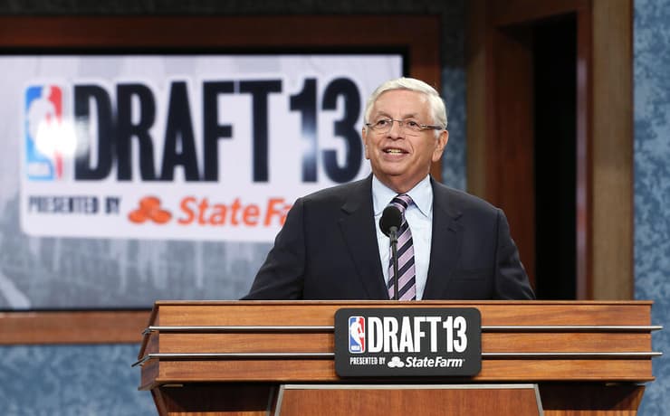 קומישינר ה-NBA המנוח דיוויד סטרן. עסקנים לבנים, אתלטים שחורים