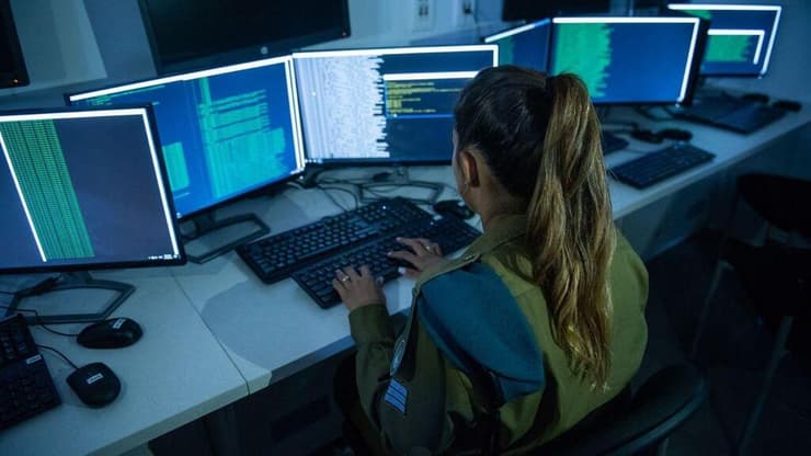 פיתוח מערכות מתקדמות בחיל התקשוב. ארכיון (צילום: דובר צה"ל) האנליסט המבצעי של חיל התקשוב בצה"ל