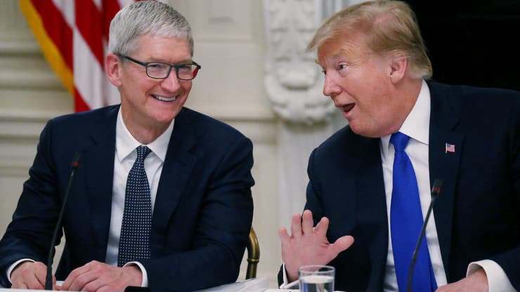 דונלד טראמפ וטים קוק