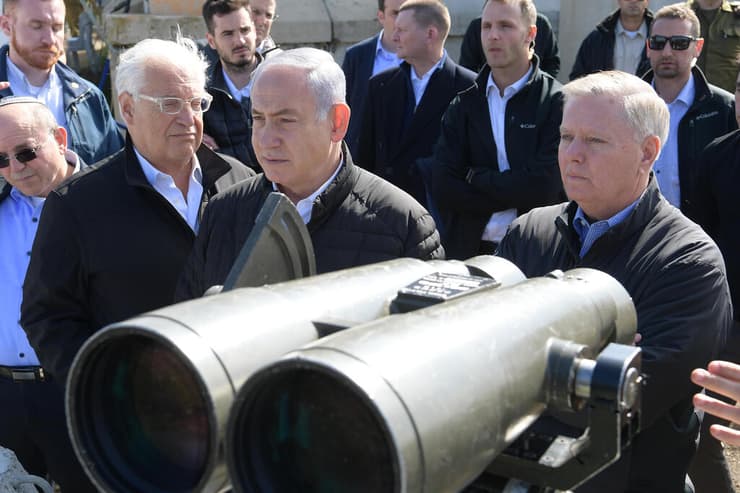 עם ראש הממשלה נתניהו בסיור בגולן ב-2019 (צילום: עמוס בן גרשום, לע"מ) ראש הממשלה בנימין נתניהו, הסנאטור לינדזי גרהאם ושגריר ארה״ב בישראל דייוויד פרידמן סיור ברמת הגולן