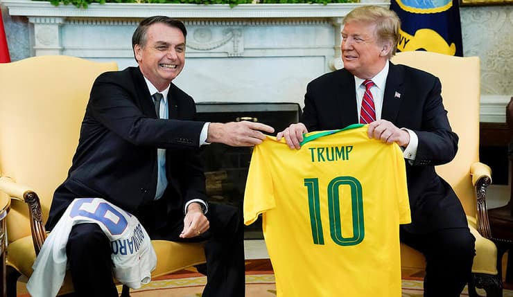 בולסונרו מעניק לטראמפ חולצה של נבחרת ברזיל בכדורגל עם שמו, במהלך כהונתו כנשיא (צילום: רויטרס) נשיא ארה"ב דונלד טראמפ בפגישה עם נשיא ברזיל ז'איר בולסונרו בבית הלבן